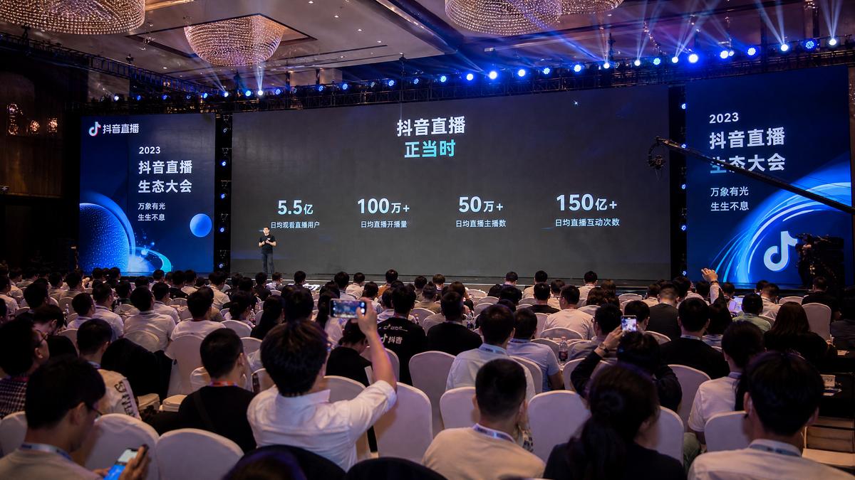 17c一起草17c一起草2026年度创作者大会圆满落幕，百位视频创作者获颁荣誉